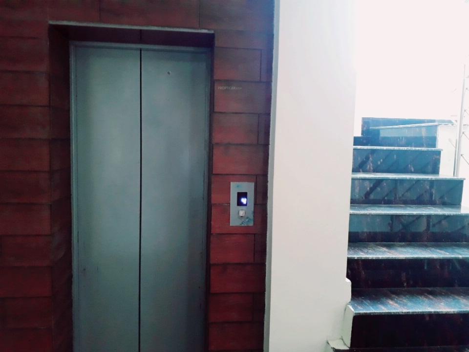  homes-6 Service Lift