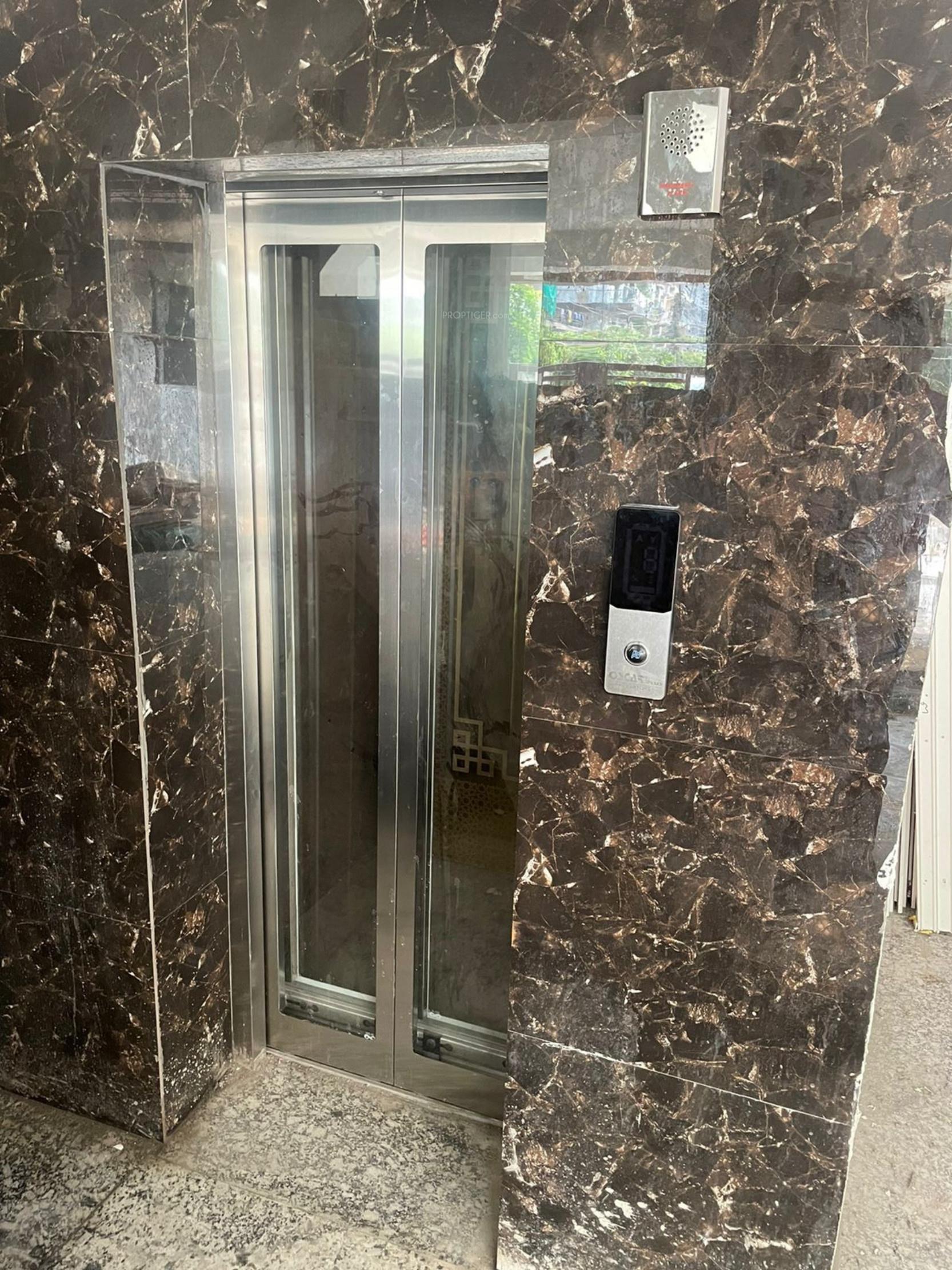  floors-2 Lift(s)