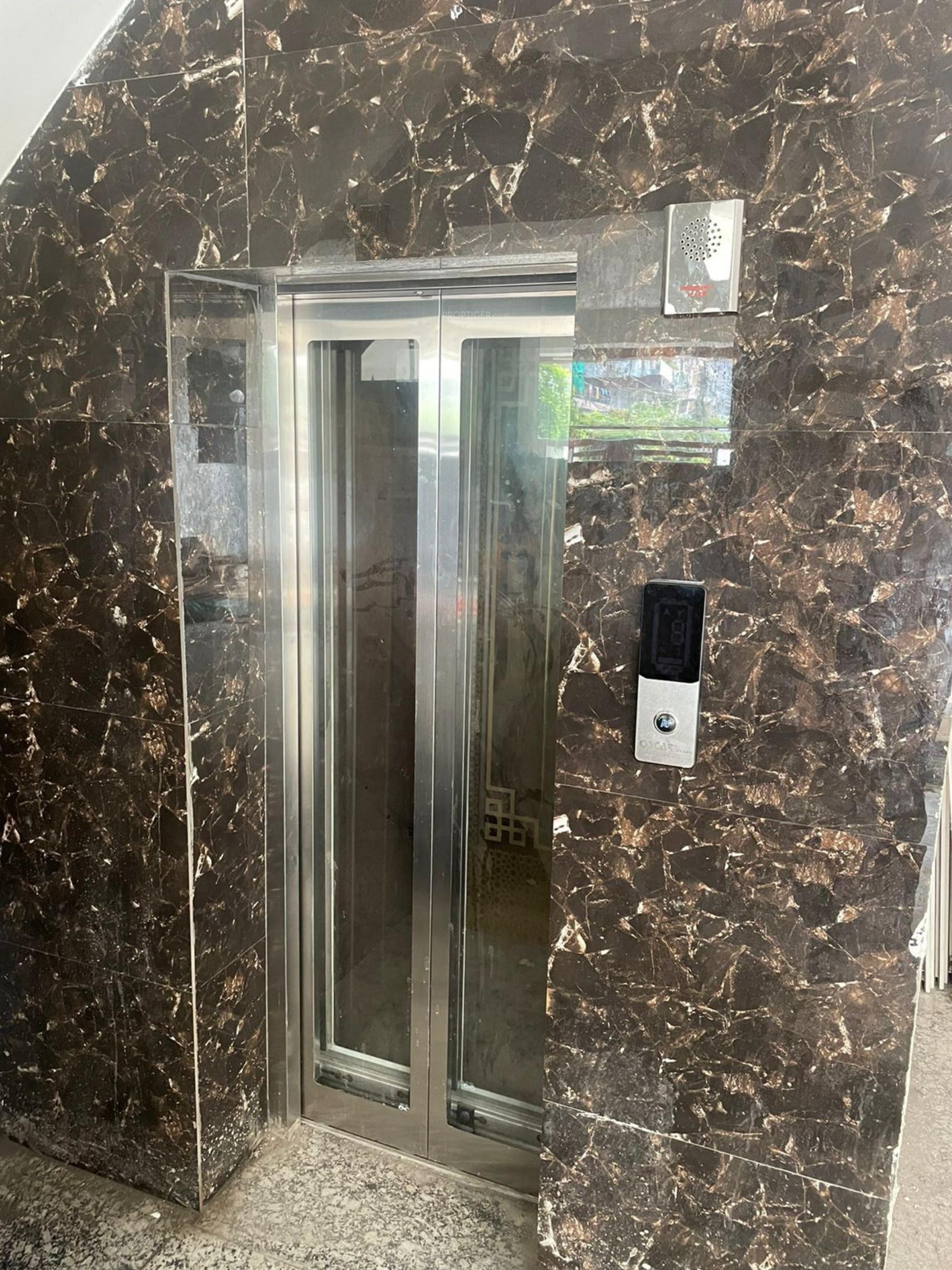  floors-2 Lift(s)