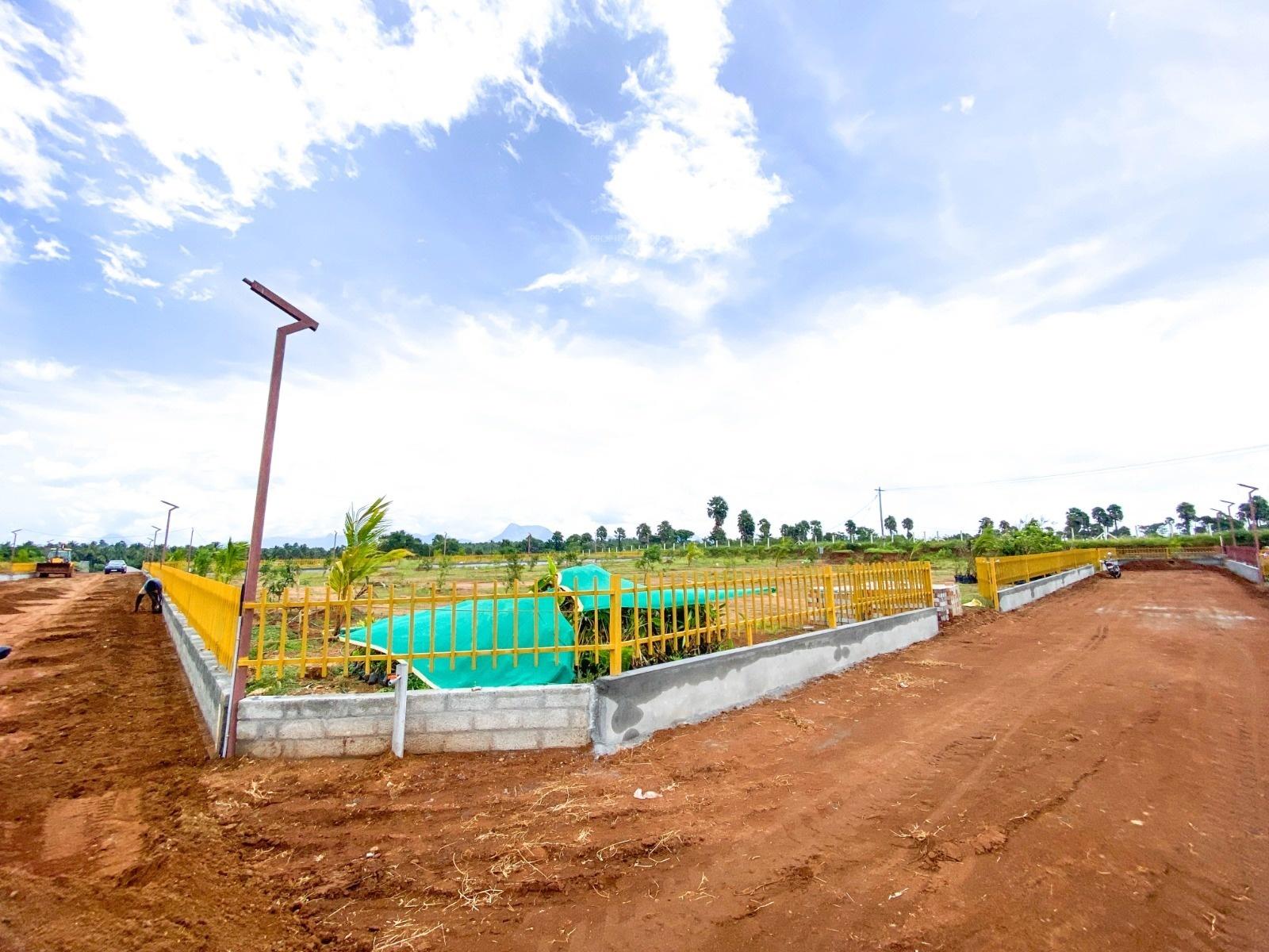  pazhamudhir-thottam Plot